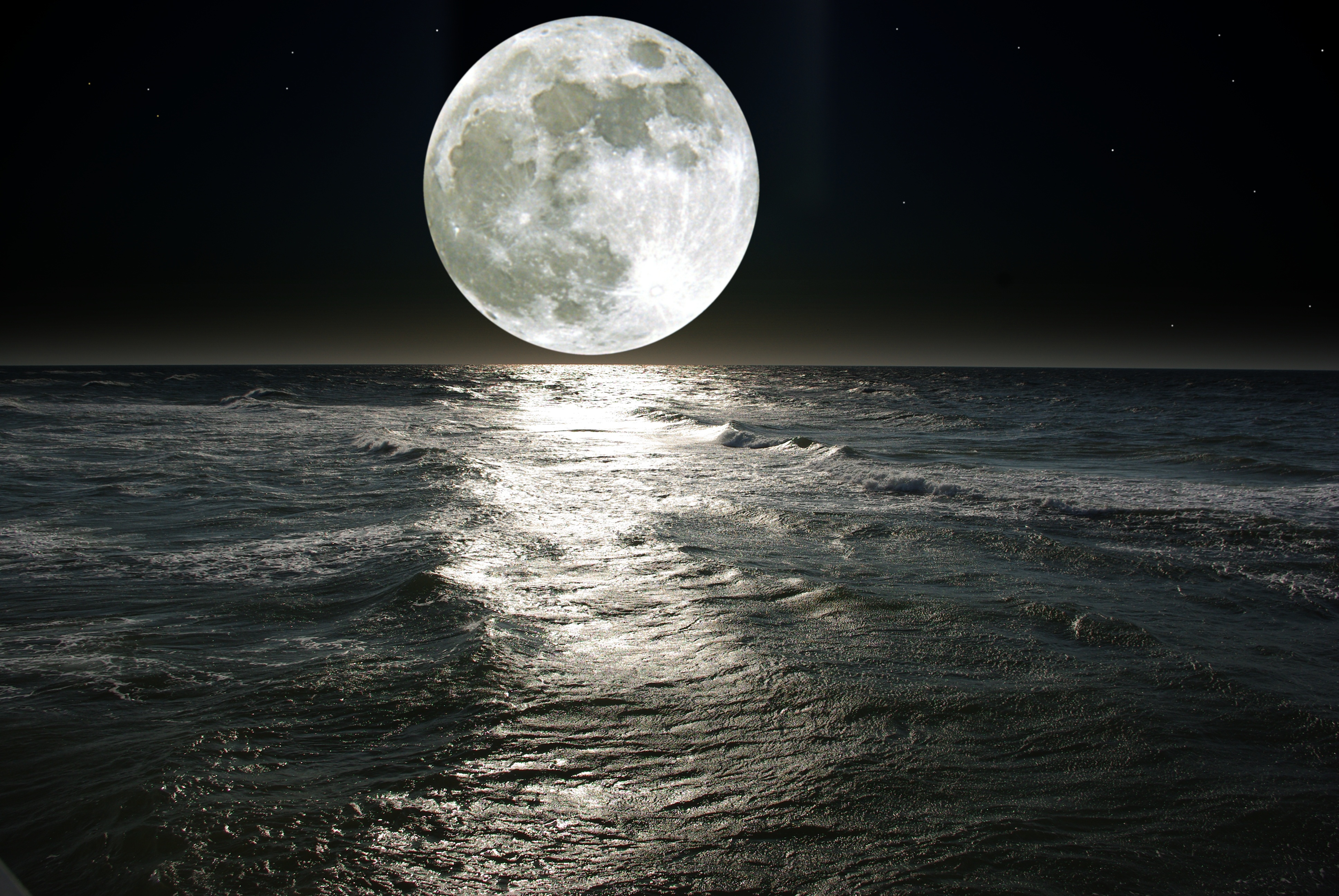Лунный свет днем. Луна. Лунный пейзаж. Красивая Луна. Ночное море.