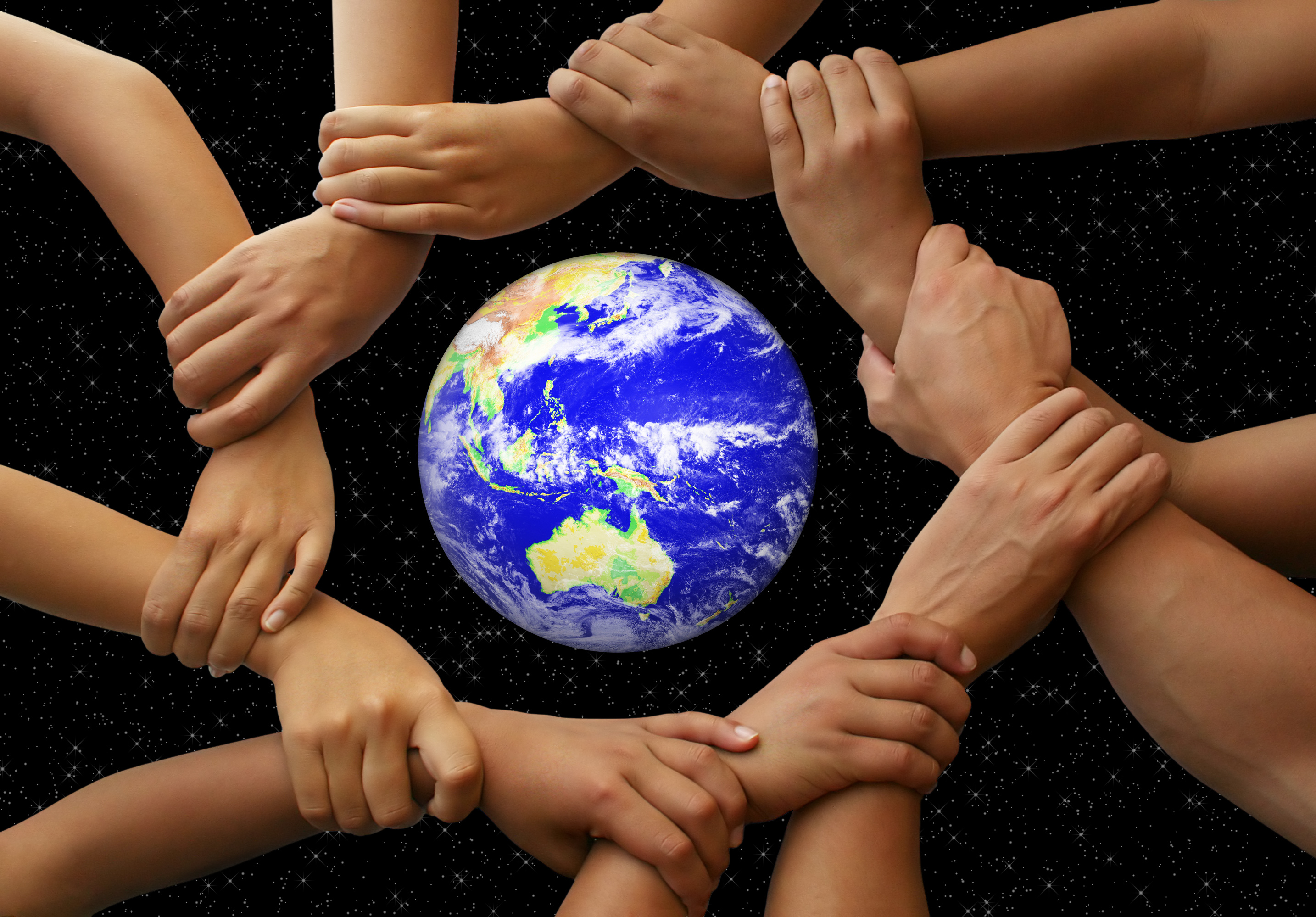 Обнимает планету. "И на земли мир…". Мир на планете. Дружат люди всей земли. Планета людей.