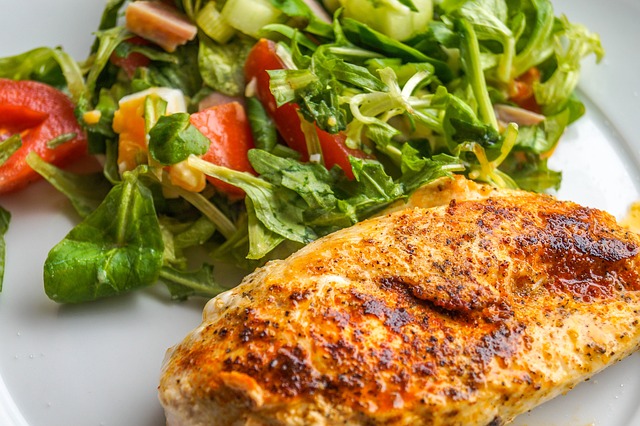 Lean chicken breast with salad - a healthy dinner for losing weight.