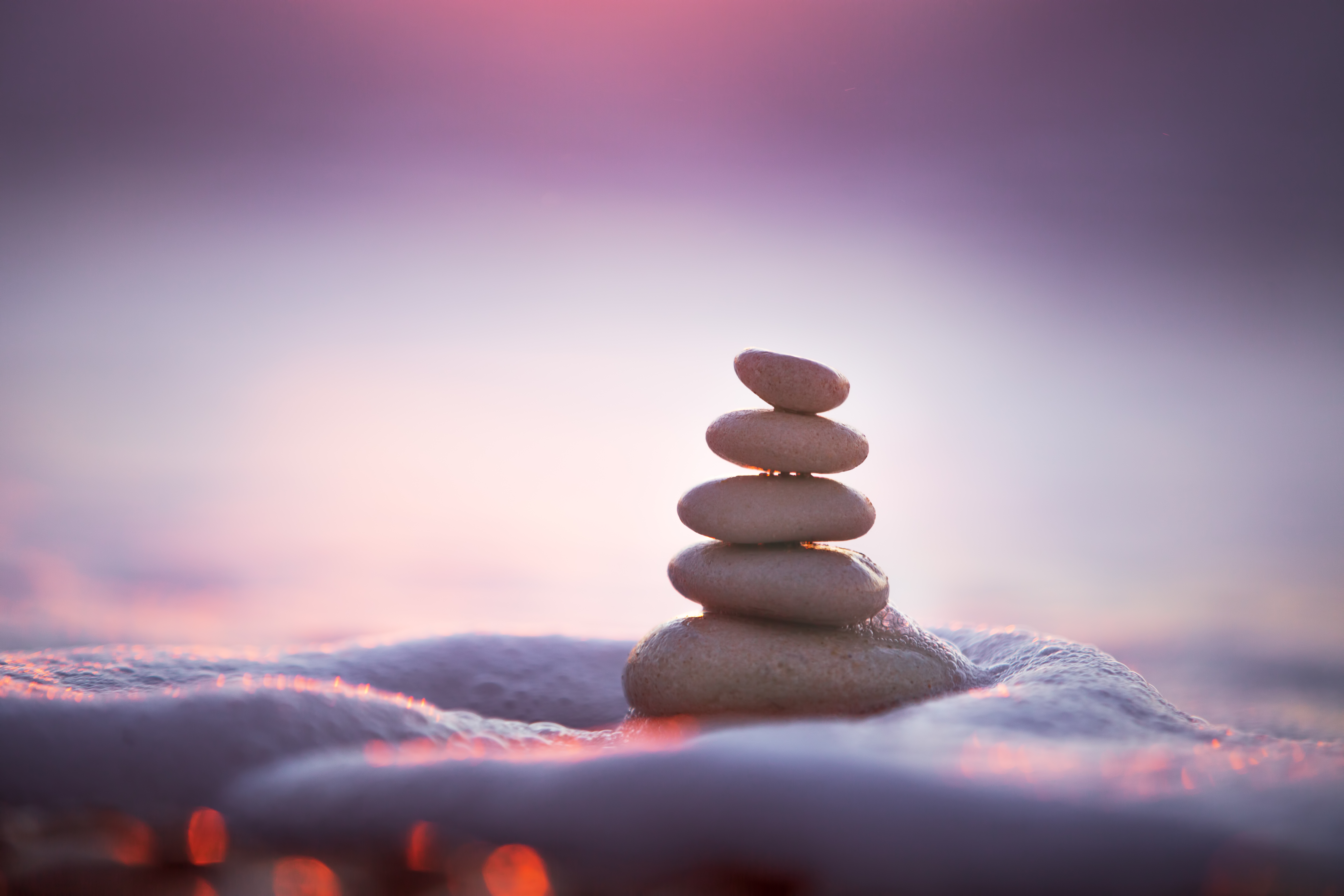 Рабочее равновесие. Пирамидка из камней. Спокойствие Минимализм. Макросъемка природа. Медитация камни.