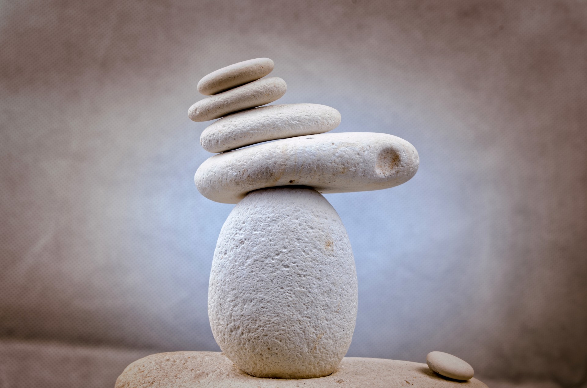 A large stone balancing different sizes of stones