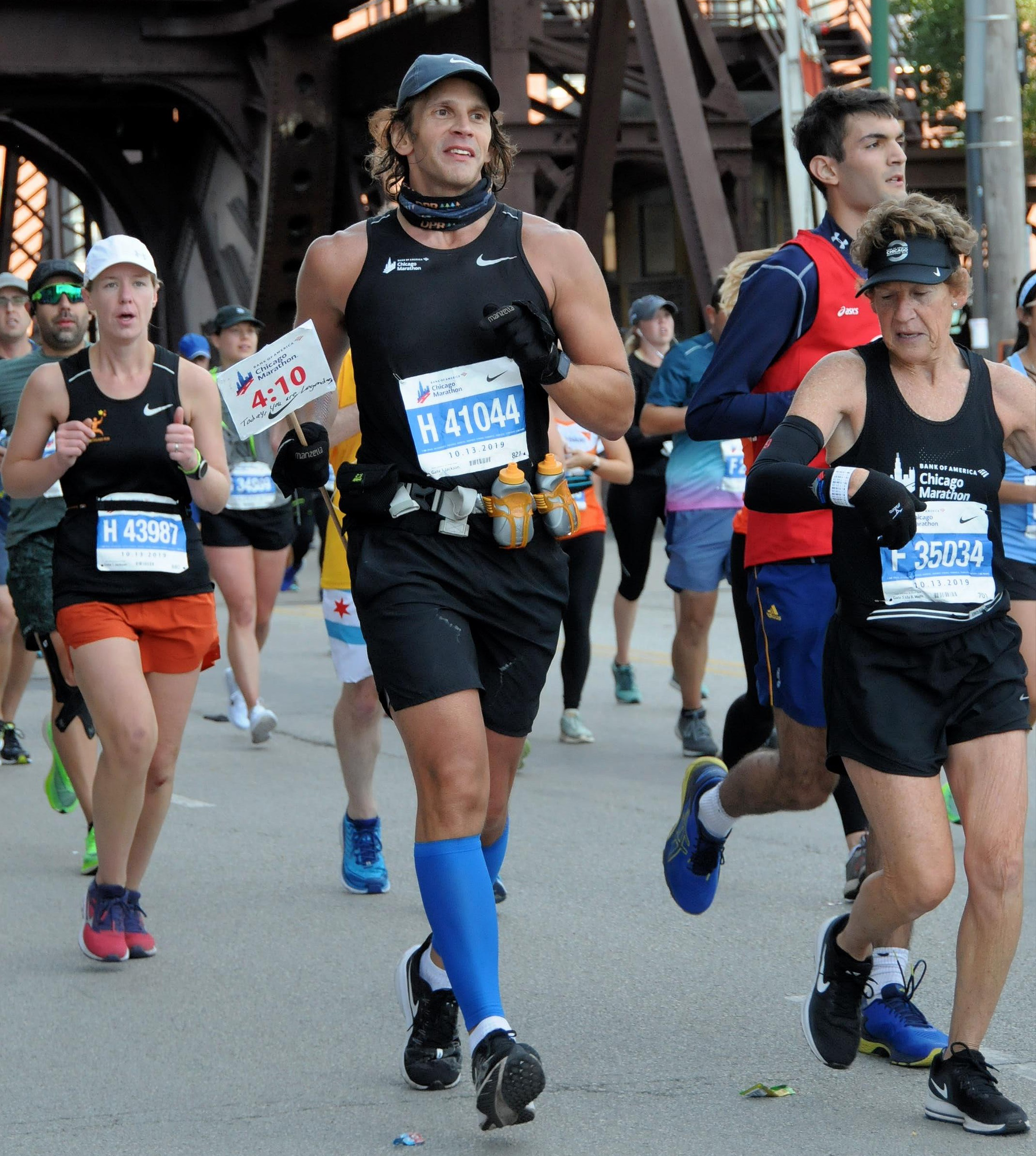 Man running Chicago marathon