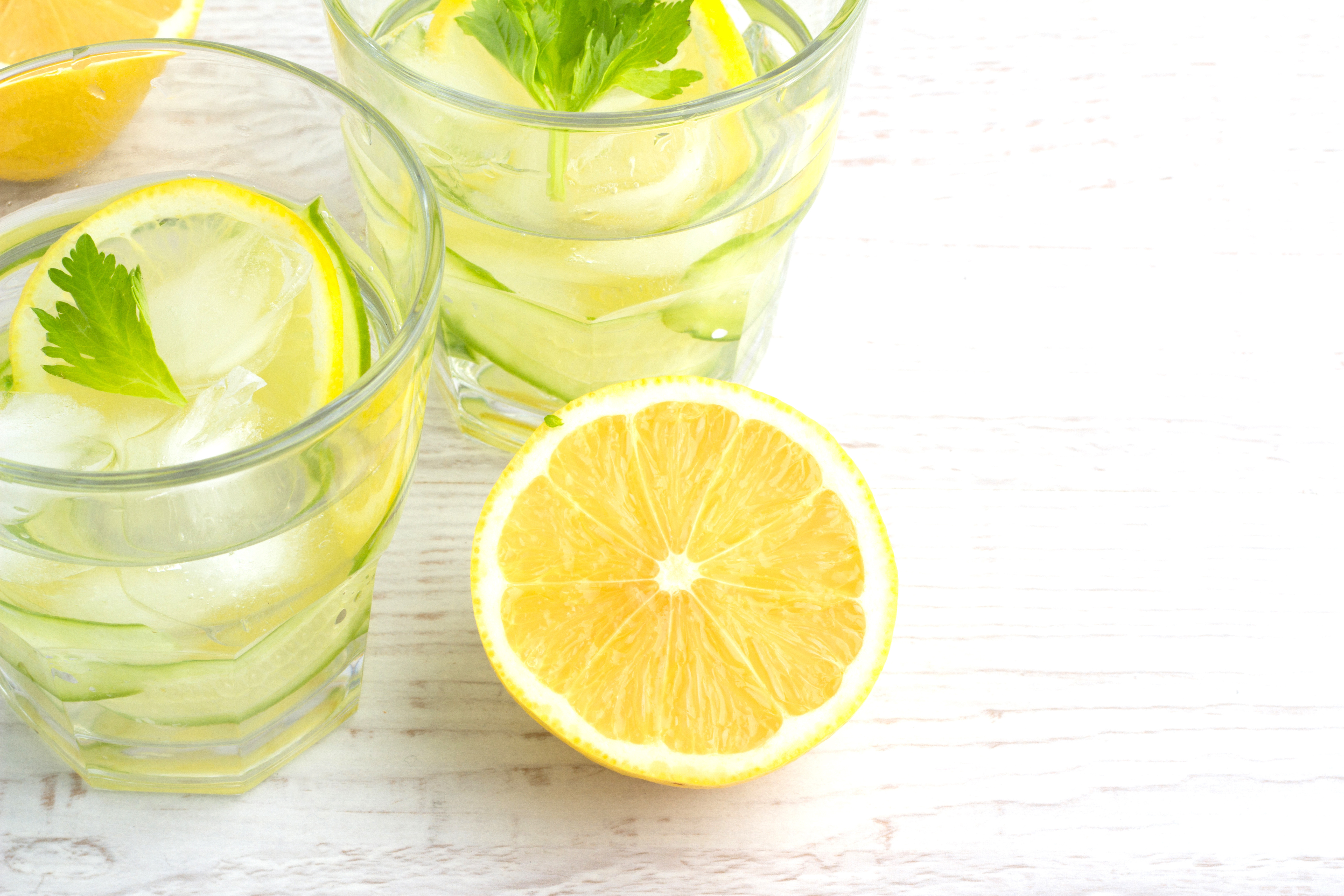 Вода с лимоном и сахаром. Лимонная вода. Вода с лимоном. Стакан с лимоном. Симунная вода.