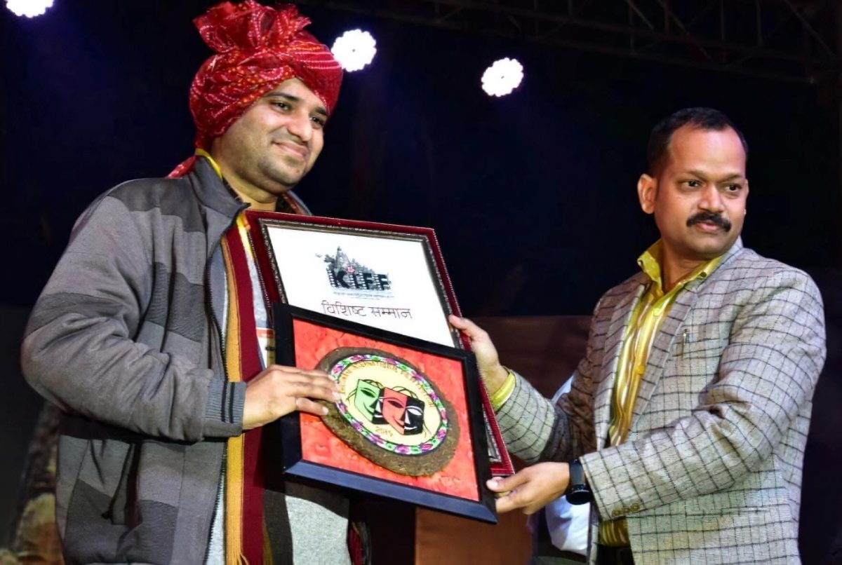 Khan felicitation by Jay Raj Kuber of MP Police at the 2019 Khajuraho International Film Festival