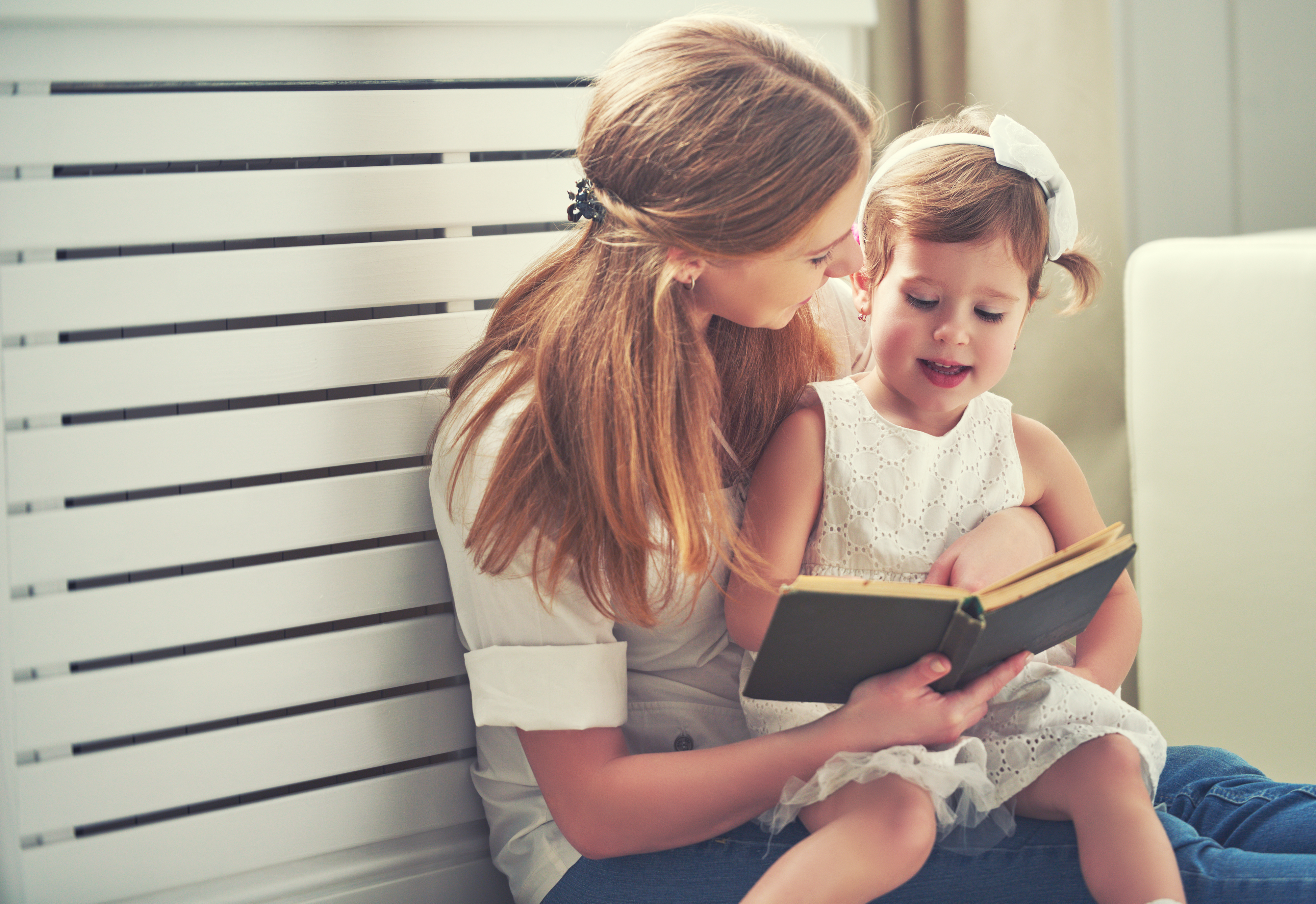 Читать мама с другом. Книги для детей. Книги о маме для детей. Книга в руках мамы. Книга мамы и малыши.