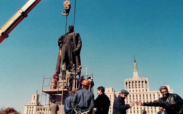 Romanian crowd removes statue of Lenin, 1990 (Dan Perry photo)