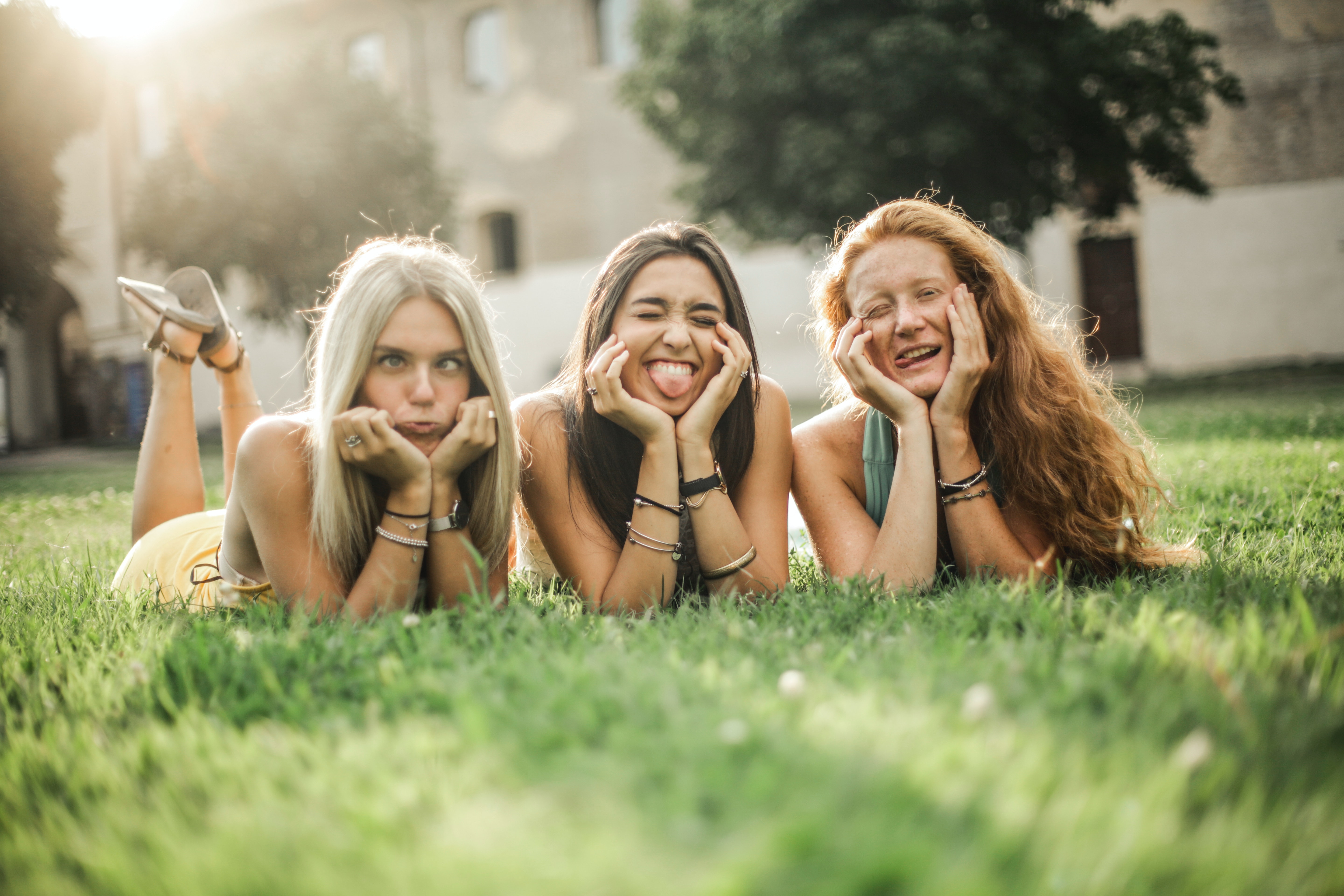 Покажи улыбающихся друзей. Девочки подружки. Фото 4 подруг. Подруги смеются. Дружеская улыбка.