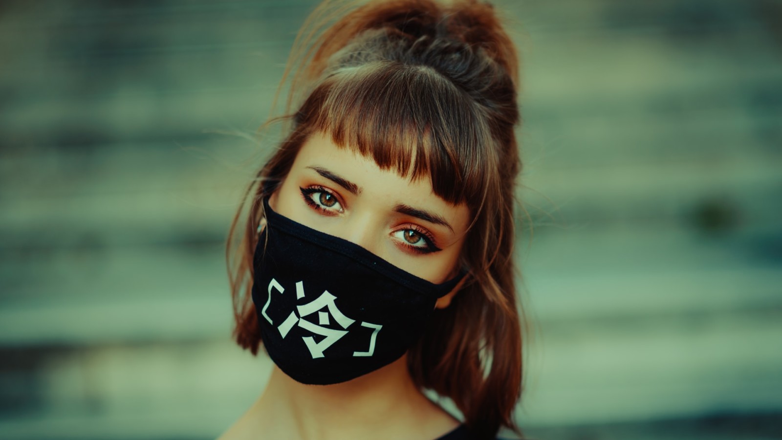 girl wearing a mask in the Covid-19 pandemic