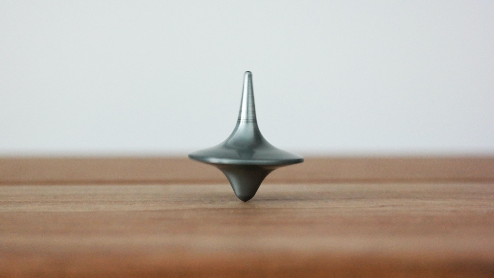 Spiing top to depict balance