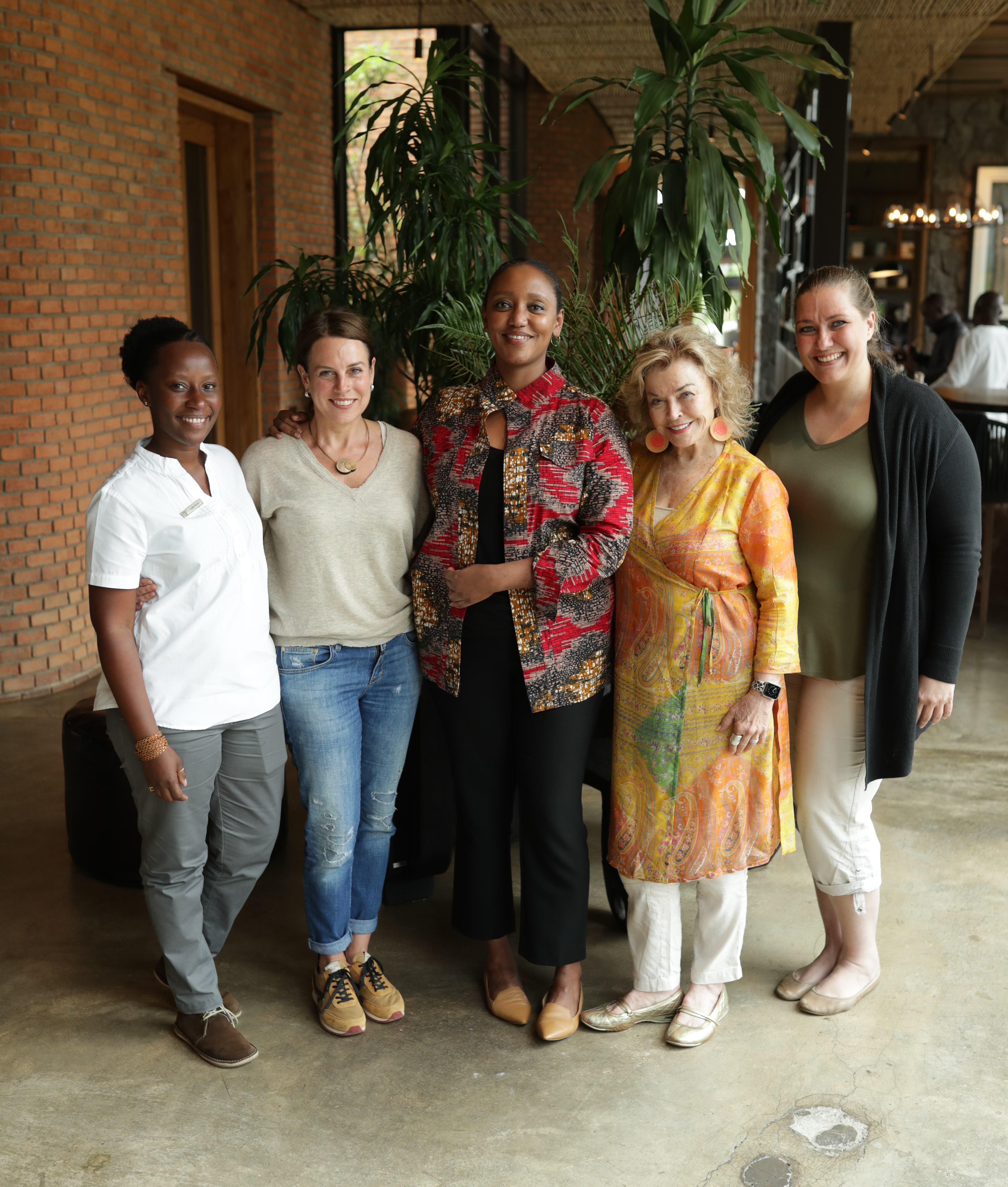 (l-r) Lydia Nzaya, General Manager Singita Kwitonda; Deborah Calmeyer, CEO of ROAR AFRICA; Yvonne Manzi Mokolo, CEO of RwandAir Ltd; Pat Mitchell; and Lee Cooper, ROAR AFRICA.